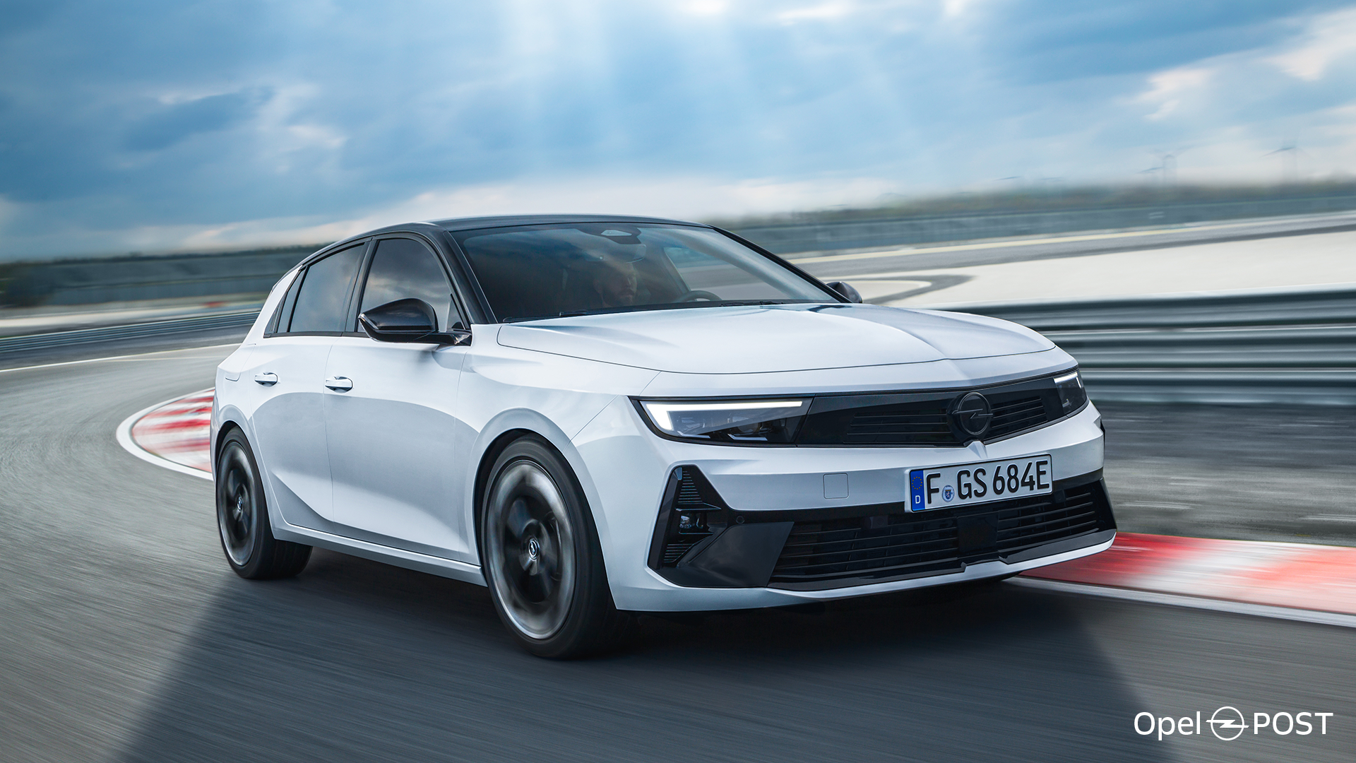 Opel automobil u pokretu